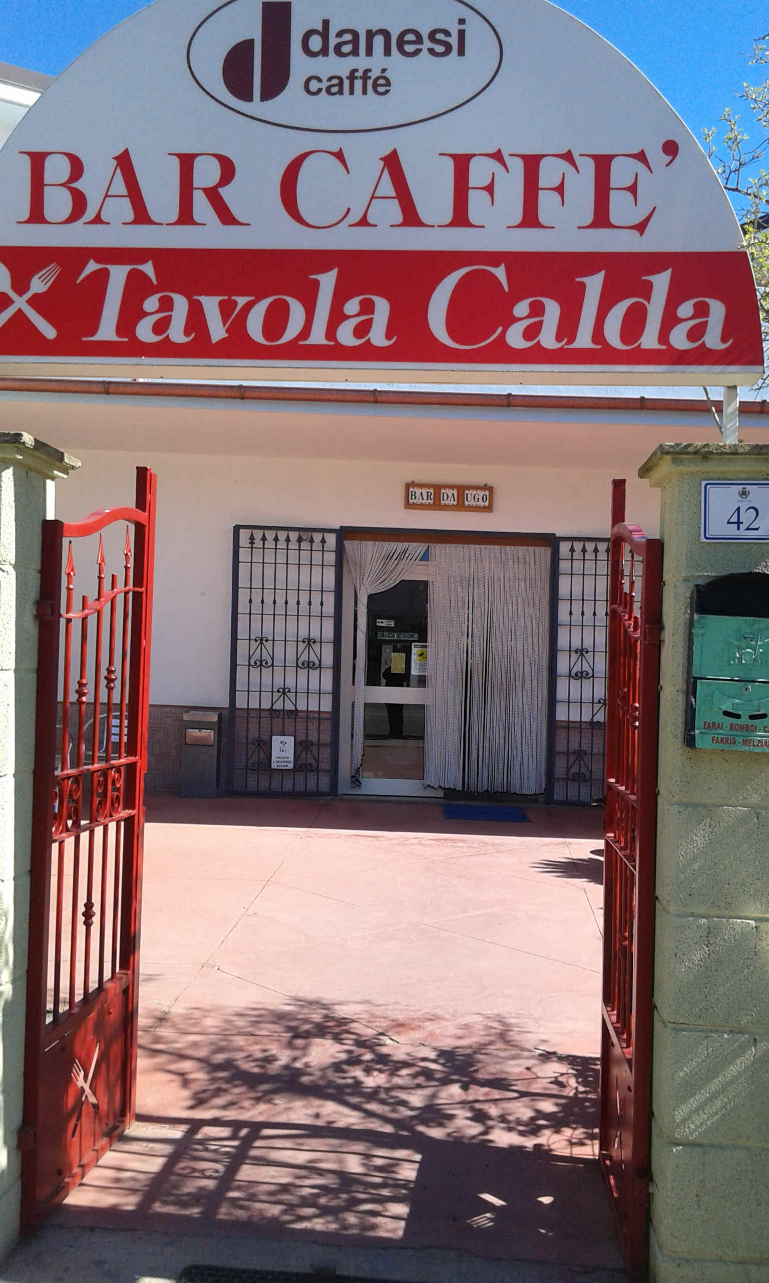 INGRESSO-CORTILE-BAR-DA-UGO-PUNTO-RISTORO-PRATO-SARDO-LOTTO-71A-NUORO.JPG